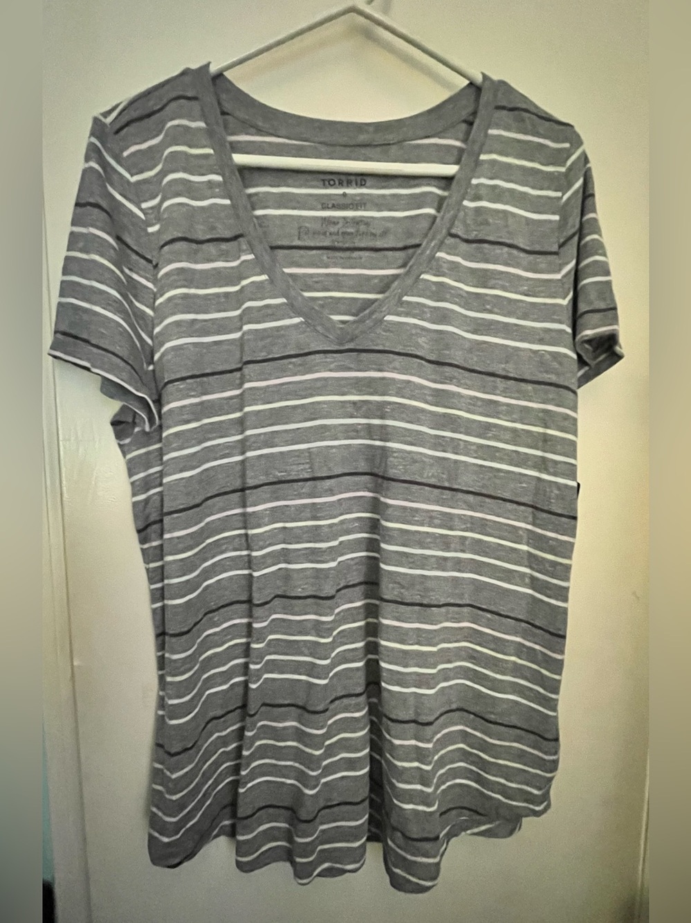 torrid Gray & White Striped V-Neck Short Sleeve Tee